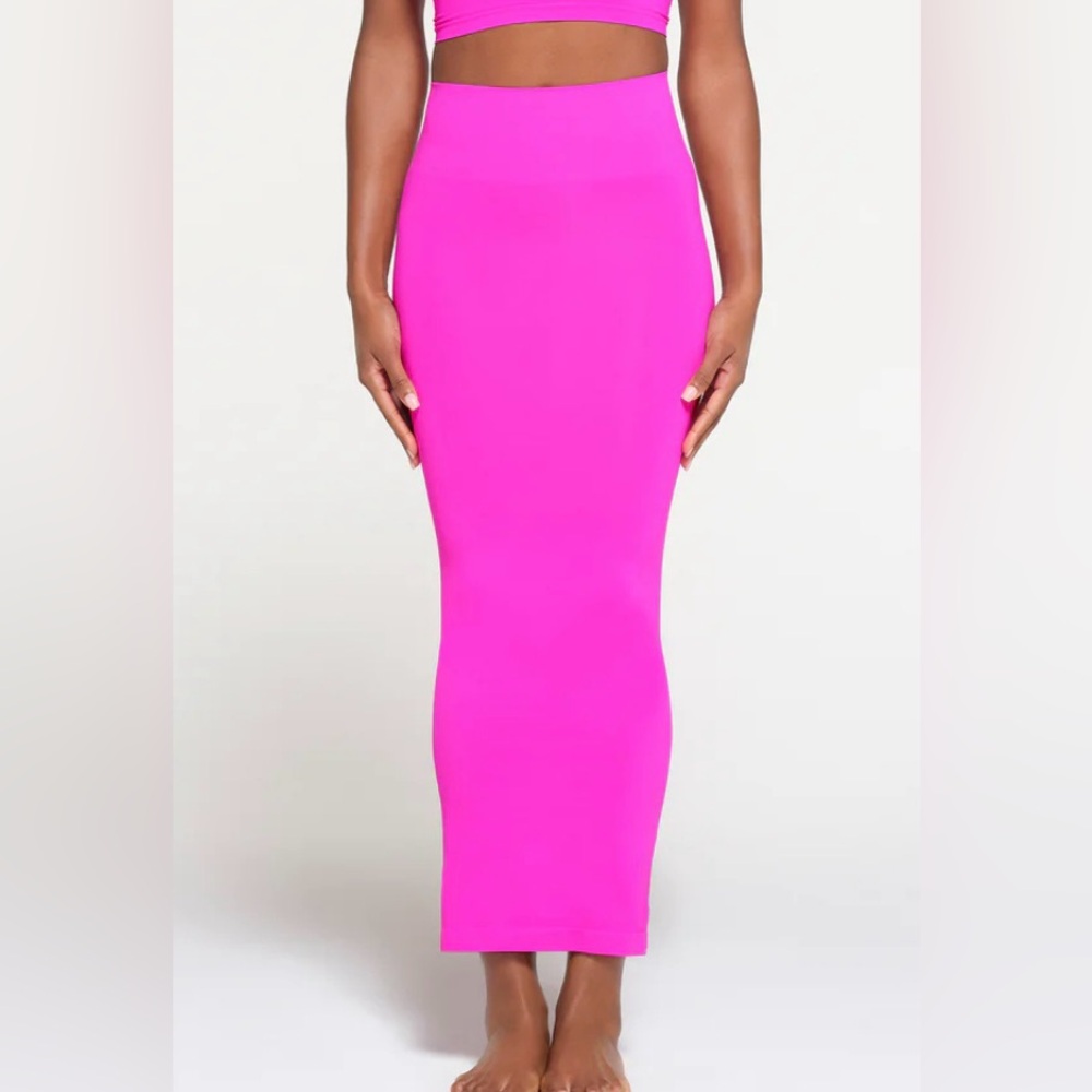 BRAND NEW WITH TAGS SKIMS SOFT SMOOTHING SEAMLESS LONG TUBE SKIRT - FUCHSIA